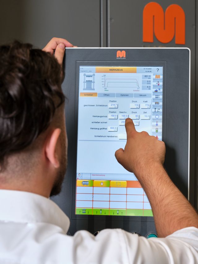 Un collaborateur configure une machine de vulcanisation
