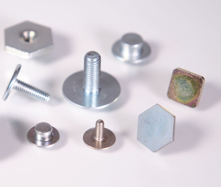 Eine Mix verschiedener Schweißteile und Fließpressteile für Gummimetallverbindungen